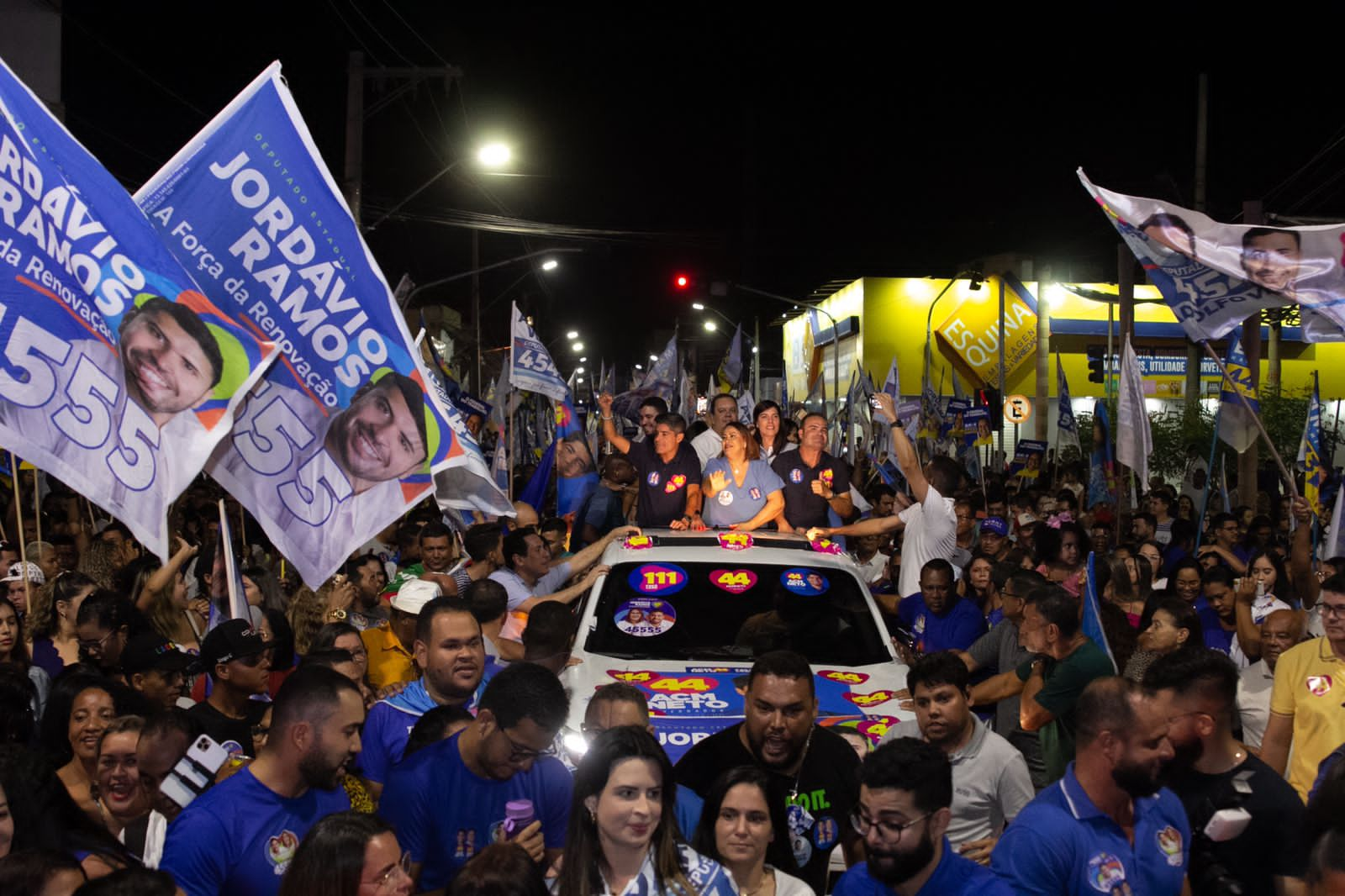 Em Juazeiro Jordávio Ramos leva um mar de gente para as ruas ao lado