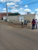 Em protesto, moradores realizam ação de tapa buraco em avenida do bairro João Paulo II, em Juazeiro