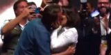 Prova de masculinidade? depois de ser chamado de gay por Maia, Bolsonaro beija Michelle durante evento