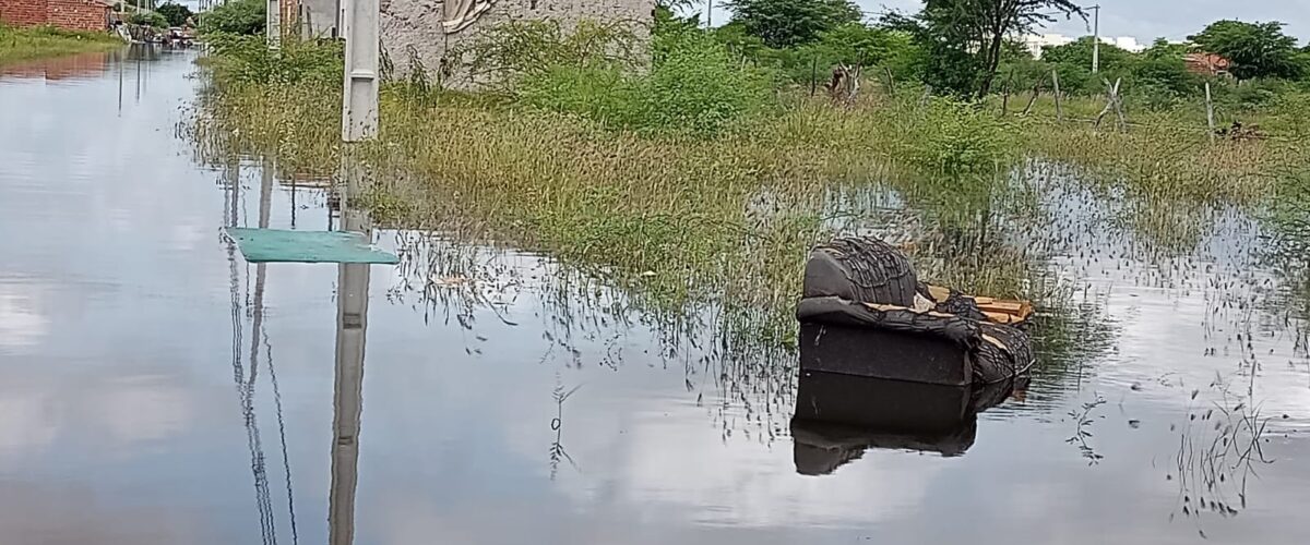 Canal que corta diversos bairros de Juazeiro transborda e casas são  inundadas; moradores já haviam alertado sobre o problema - Preto no Branco