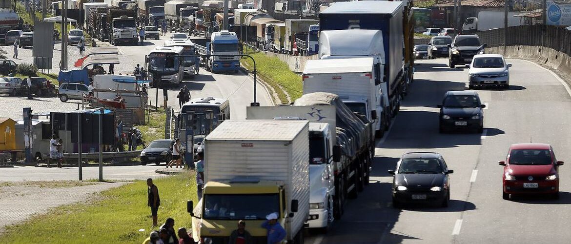 MP libera R$ 10,9 bi para auxílios a caminhoneiros e taxistas; benefício será pago até dezembro