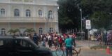 Professores de Juazeiro paralisam as atividades e cobram pagamento do piso salarial em frente ao Paço municipal