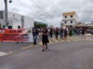 Professores da rede municipal realizam caminhada pelas ruas de Juazeiro e reivindicam pagamento do piso salarial