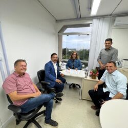 Deputado Roberto Carlos, o prefeito de Uauá e seu grupo político trabalhando para levar mais saúde aos munícipes