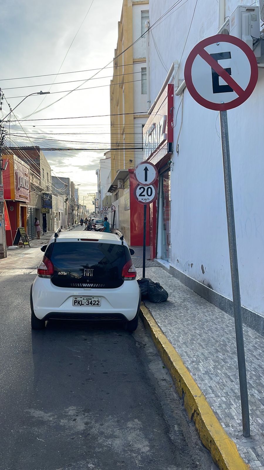 Morador do centro flagra veículo da Prefeitura de Juazeiro estacionado em  local proibido; motorista diz que “carro público pode parar onde quer” |  Preto no Branco