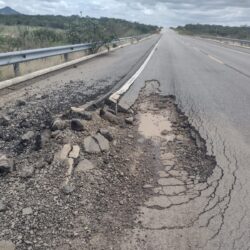 "Perigo na BR-235": leitor reclama de buracos no 65km, próximo ao distrito de Pinhões, em Juazeiro