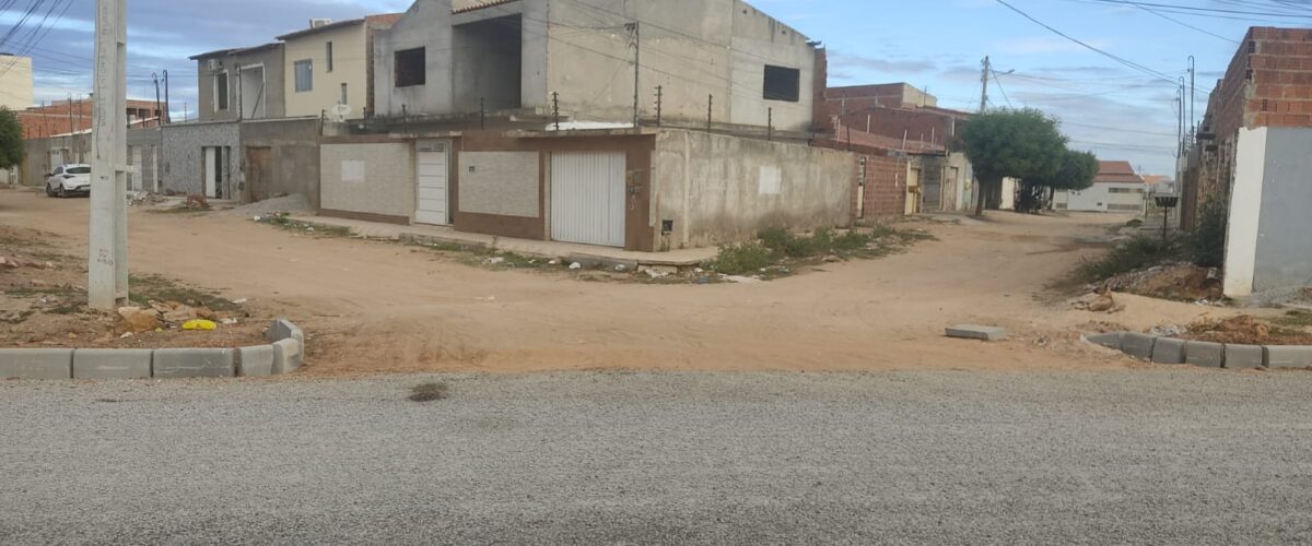Moradores do Jardim Novo Encontro, em Juazeiro, reclamam de ruas que não foram contempladas em obras de pavimentação; Sedur responde