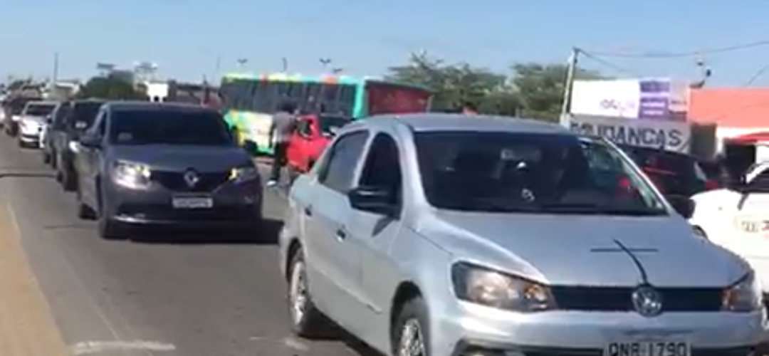 Motoristas de aplicativo realizam manifestação nas ruas de Juazeiro para pedir mais segurança