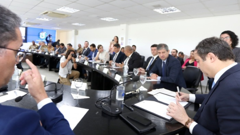 paulo-camara-assina-lei-contra-discriminacao-em-estadios-de-pernambuco-768x432_widelg