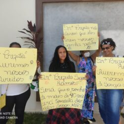"Queremos olhar nos olhos dela": na porta da casa da prefeita de Juazeiro, Suzana Ramos, permissionárias do Mercado Joca de Souza protestam contra critérios de distribuição dos boxes