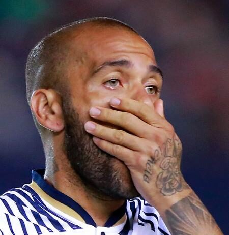 Sêmen de Daniel Alves é encontrado na análise de DNA, comprovando que houve penetração na jovem espanhola
