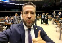 “A censura já começou”, diz Janones após Nunes Marques (TSE) suspender canal do whatsapp Exército do Lula; ministro atende a pedido de Flávio Bolsonaro