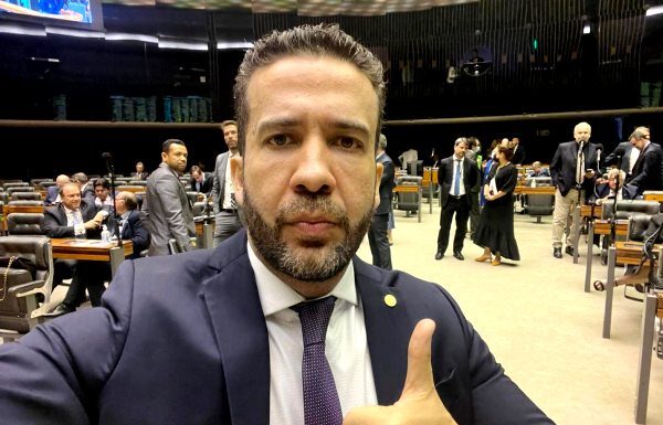 “A censura já começou”, diz Janones após Nunes Marques (TSE) suspender canal do whatsapp Exército do Lula; ministro atende a pedido de Flávio Bolsonaro
