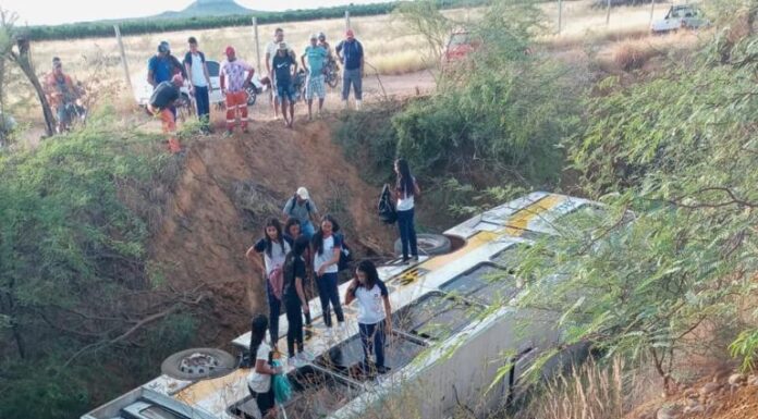 União das Associações do Vale do Salitre denuncia falta de transporte escolar e pai protesta: “Vários jovens estão sem estudar desde o início das aulas”