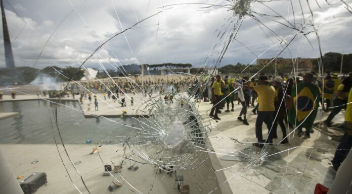 Com Rosa Weber, STF tem 8 votos para tornar réus 200 por ato golpista
