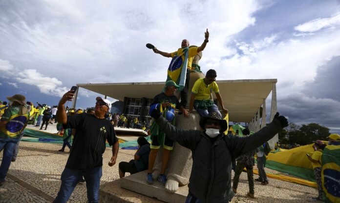 Manifestantes invadem Congresso, STF e Palácio do Planalto.