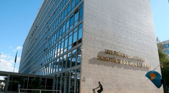 Ministério da Cultura suspende livro sobre armas viabilizado por Bolsonaro via Lei Rouanet