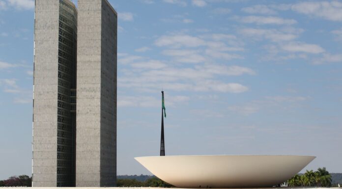 STF proíbe Congresso de aprovar leis que garantam salários acima do teto