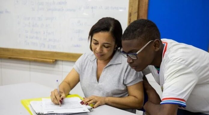 Piso salarial de professores sofre reajuste; saiba novo valor