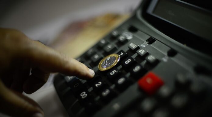 Professora aposentada relata descontos antecipados do Plano de Saúde pela APLB/Juazeiro e diz ter sido prejudicada financeiramente; entidade esclarece