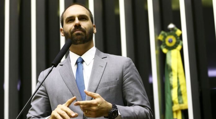 Ex-deputado Eduardo Bolsonaro é demitido da Polícia Federal por abandono de cargo