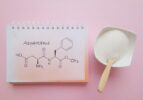 Aspartame sob suspeita: entenda por que o adoçante deve ser declarado como cancerígeno pela OMS