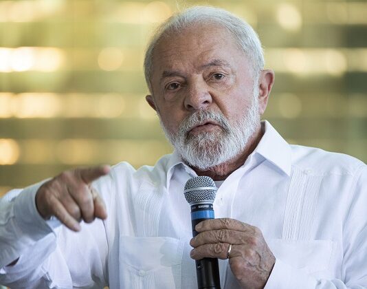 Lula sanciona lei que proíbe descontos automáticos nos benefícios do INSS