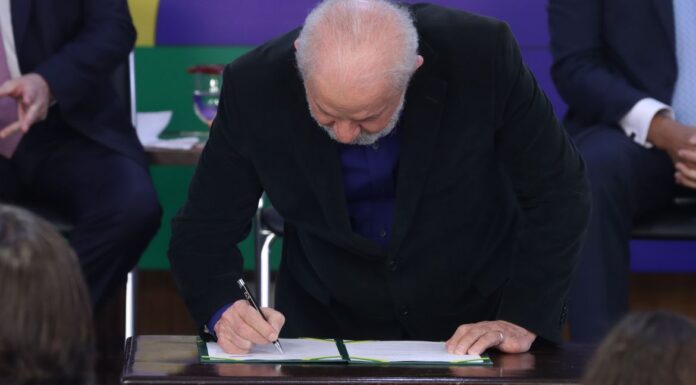 Lula sanciona lei de Lídice que combate a violência contra a mulher