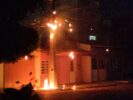 Poste de iluminação pega fogo na Rua Maria Goretti, no centro de Juazeiro, e moradores reclamam de demora da Coelba: “Só chegou depois de uma hora”