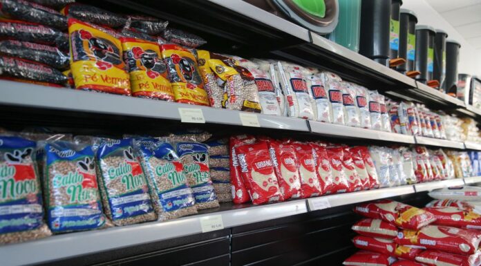 Indústria de alimentos lidera empregos no setor industrial, diz IBGE