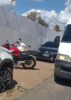 Leitor flagra carros estacionados irregularmente na Rua São Vicente, em Juazeiro, e cobra fiscalização da AMTT: “Cadê as equipes?”