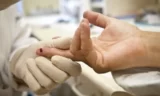 Dezembro Vermelho: Casos de sífilis e de HIV/aids aumentam entre homens jovens