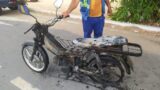 PRF dá voz de prisão a motociclista que ateou fogo na própria moto durante fiscalização em Petrolina; veículo ficou completamente destruído