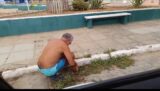 Moradores do Castelo Branco, em Juazeiro, reclamam que o bairro está “esquecido” e flagram vizinho de 75 anos fazendo serviço de capina: “A gente tá perdido”