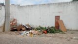 “Não basta só limpar, tem que fiscalizar e punir os responsáveis”: Moradores do Cajueiro, em Juazeiro, voltam a reclamar de um “lixão” instalado em uma calçada do bairro