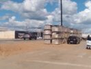 Casa de material de construção na BR 407, Juazeiro, expõe mercadorias irregularmente: “Até no acostamento”; Semaurb irá fiscalizar