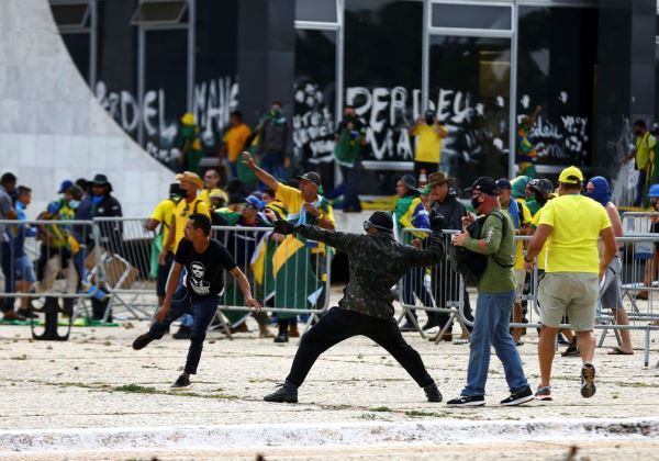 Manifestantes invadem Congresso, STF e Palácio do Planalto.