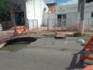 Moradores e comerciantes cobram do SAAE uma solução para o buraco que surgiu há uma semana na Av. Flaviano Guimarães, Juazeiro: “Vão deixar para o próximo prefeito resolver?”