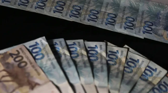 Piso salarial: Jerônimo envia reajuste de professores à ALBA; veja valor