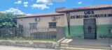 Usuária da UBS do bairro Maringá, em Juazeiro, reclama da falta de capina, bebedouro e atendimento odontológico: “Vai continuar assim até quando?”; Sesau responde