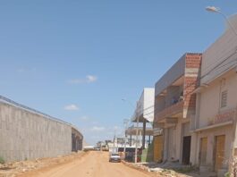 “Vão refazer tudo de novo?”: comerciante questiona sobre suposto atraso em trecho de pavimentação da travessia urbana, em Juazeiro, e cobra transparência no andamento da obra