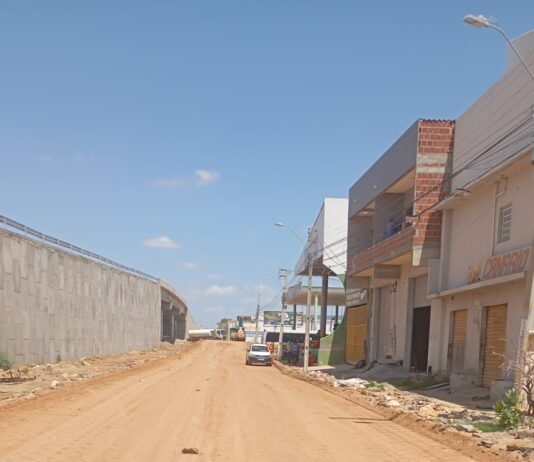 DNIT se manifesta após comerciante questionar suposto atraso na pavimentação da Avenida Machado de Assis, em Juazeiro, e afirma que trecho precisará ser refeito