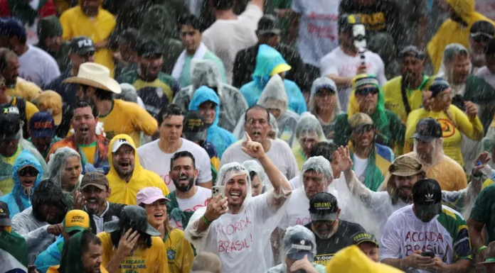 Raio atinge apoiadores de Nikolas Ferreira durante ato em Brasília