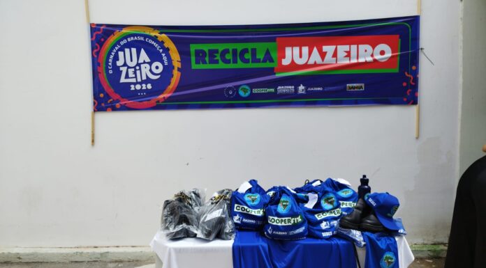 Prefeitura de Juazeiro entrega kits de fardamento e alimentos a catadores que atuarão no Carnaval 2026