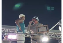 Cantor Flavinho, da banda Pagodart, recebe homenagem da Polícia Militar durante Carnaval de Juazeiro