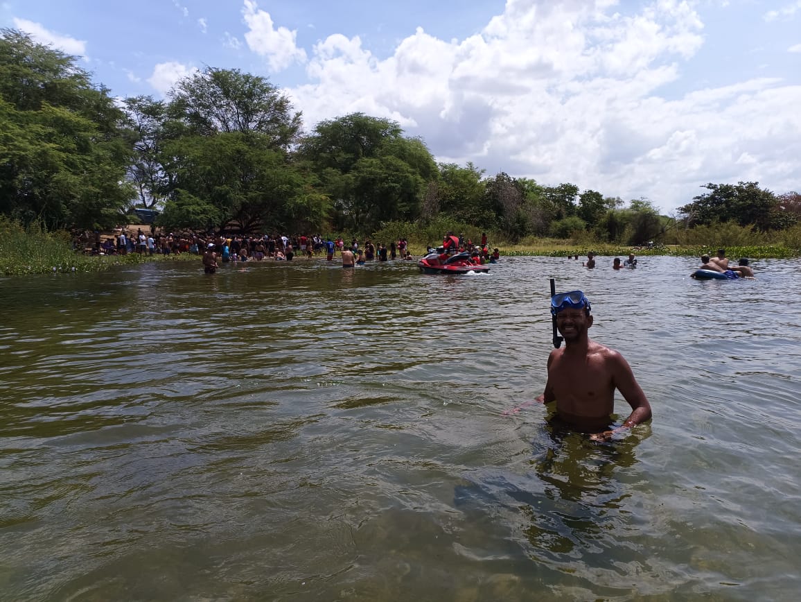 Jovem de 25 anos morre afogado no Rio São Francisco, na área da Croinha, Juazeiro, nesta quinta (1); atleta Lourival Quirino resgata o corpo