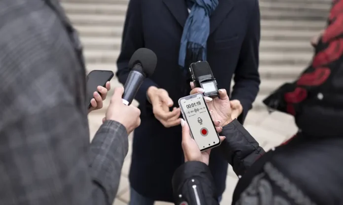 close-no-reporter-dando-uma-entrevista