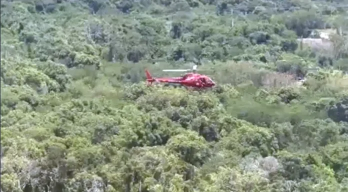 Helicóptero cai na zona oeste do Rio e deixa três pessoas mortas