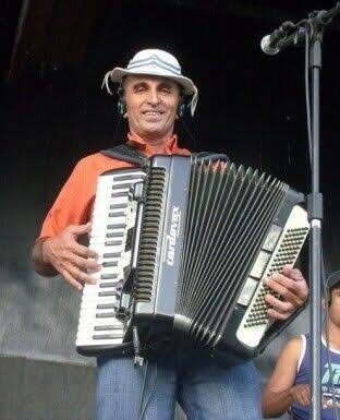 Músico Tinho do Acordeon fica ferido em acidente de trânsito em Juazeiro