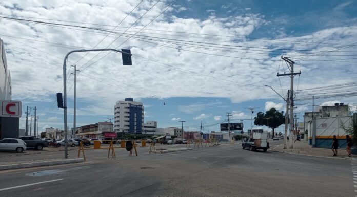 Após Semáforos serem derrubados por caminhão, trânsito é liberado com restrições; confira quais